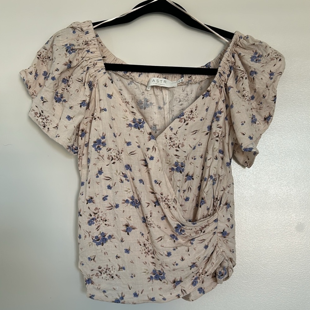 ASTR Flutter Sleeve Faux Wrap Top, Medium NWOT - Picture 4 of 8